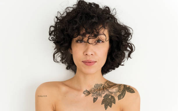 portret van een getatoeëerd vrouw - tattoo stockfoto's en -beelden