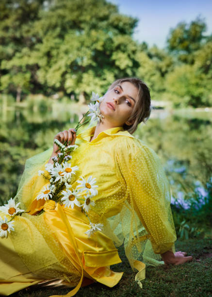 retrato de una mujer con flores - editorial fotografías e imágenes de stock