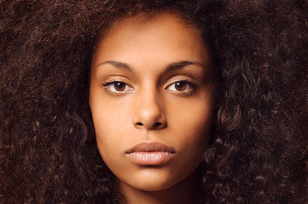 retrato de niña adolescente afroamericana - eye close up fotografías e imágenes de stock