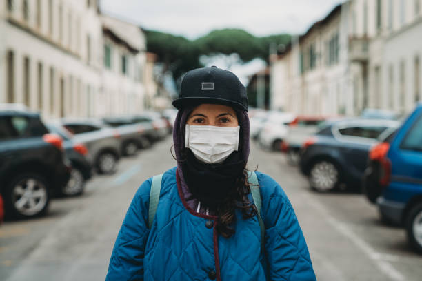 retrato de una joven de moda en la ciudad con una máscara de gripe - accesorio de cabeza fotografías e imágenes de stock