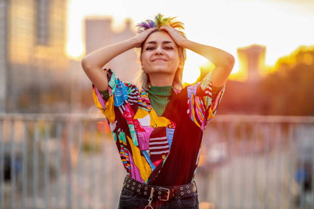 porträtt av vacker icke-binär person som står på stadsgatan vid solnedgången - hipster person bildbanksfoton och bilder