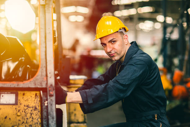안전 옷과 노란색 헬멧과 백인 공장 노동자 잘 생긴 스마트의 초상화. - labor day 뉴스 사진 이미지