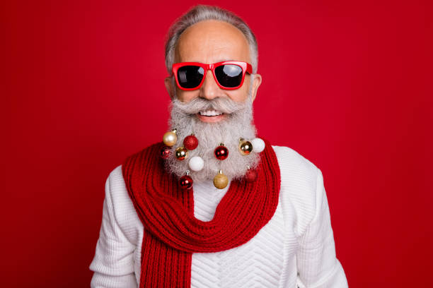 portret van vrolijke gepensioneerde in brillen brillen lachend dragen witte trui geïsoleerd over rode achtergrond - christmas funny stockfoto's en -beelden