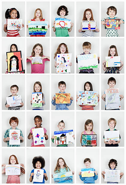 portrait of children holding their art work - kinder zeichnungen fotos stock-fotos und bilder
