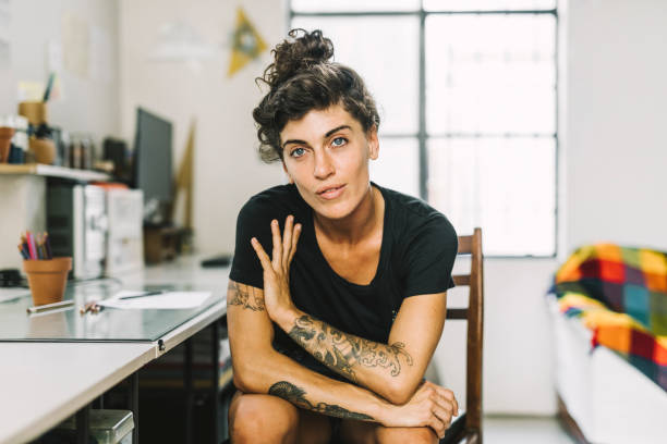 portret van zelfverzekerde vrouwelijke professional thuis - hipster persoon stockfoto's en -beelden