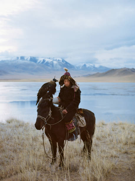 ritratto di cacciatore di aquile a cavallo nel deserto in mongolia - gobi desert foto e immagini stock