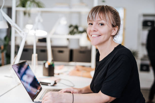 portret van grafisch ontwerper in scandinavië, die op laptop werkt. - laptop computer stockfoto's en -beelden