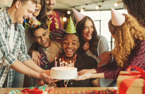 porträt glücklicher geburtstagskinder - birthday bash stock-fotos und bilder