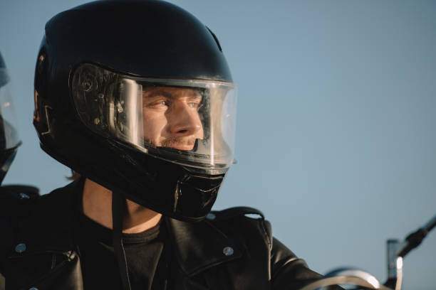portrait d’un homme en moto casque vous cherchez loin - casque moto photos et images de collection