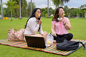 タイ バンコクの公園でリラックスした成熟したアジアの女性の友人の肖像画