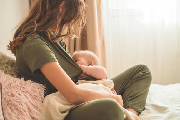 portret van moeder en borstvoeding baby. - breastfeeding stockfoto's en -beelden