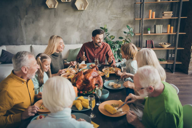 좋은 매력적인 쾌활 한 큰 가족 그룹 그룹 형제 자매 모임 모임 먹는 국내 식사 요리 브런치 감사 현대 로프트 산업 스타일 인테리어 하우스의 초상화 - 저녁 식사 뉴스 사진 이미지