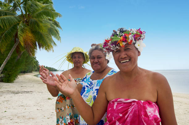 polinezya pasifik adası tahiti olgun kadın aitutaki lagün cook adaları portresi - cook islands stok fotoğraflar ve resimler