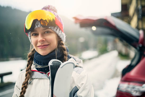 portret van mooi meisje skiër - posing with ski stockfoto's en -beelden
