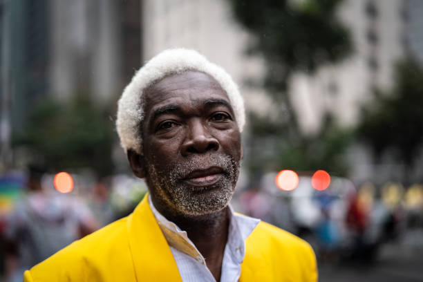 portret van ernstige senior man - afro amerikaanse etniciteit stockfoto's en -beelden