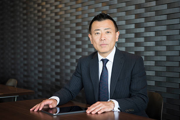 賢明な成熟した日本のビジネスマンの肖像 - business not handshakes ストックフォトと画像