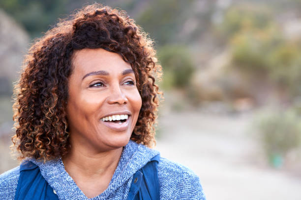 portret uśmiechnięty african american senior woman outdoors na wsi - dorosły w średnim wieku zdjęcia i obrazy z banku zdjęć
