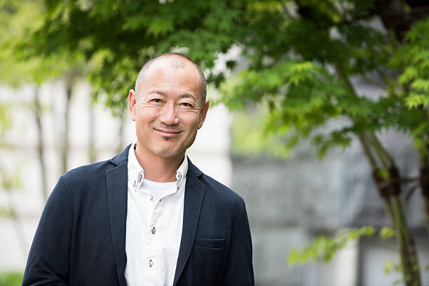 portrait of smiling japanese man - alleen japans stockfoto's en -beelden