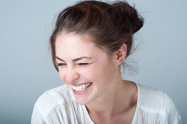 retrato de mujer joven sonriente con pelo castaño - sonrisa con dientes fotografías e imágenes de stock