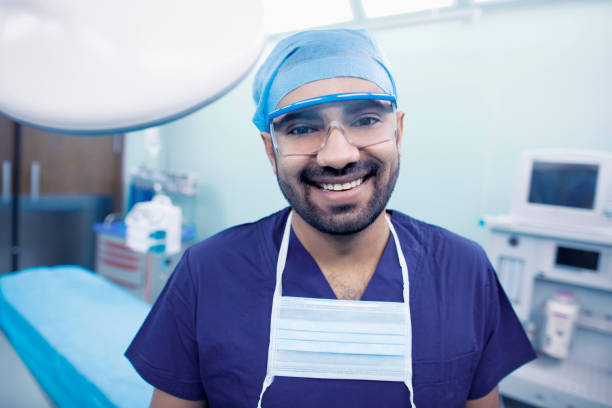 portret van chirurg in operatiekamer in het ziekenhuis - arabic student stockfoto's en -beelden
