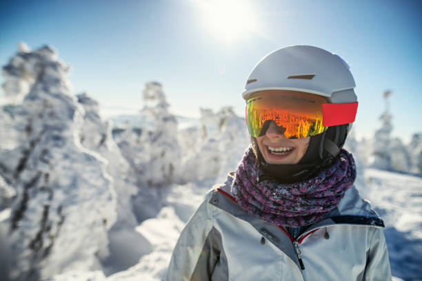 portret van tiener meisje skiën op zonnige winterdag - posing with ski stockfoto's en -beelden