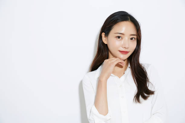 portret van jonge aziatische bedrijfsvrouw op witte backgroung - japanse etniciteit stockfoto's en -beelden