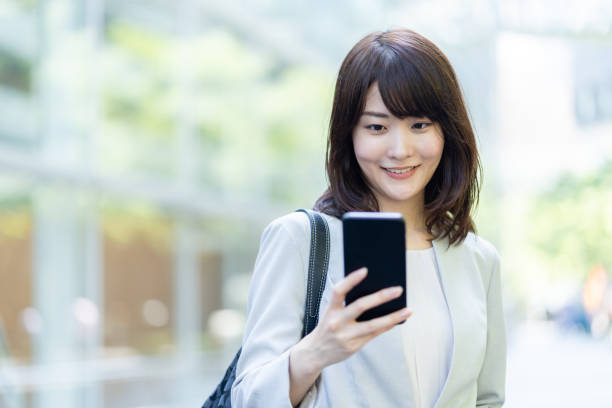 若いアジアのビジネスウーマンの肖像 - スマホ　女性　日本人 ストックフォトと画像