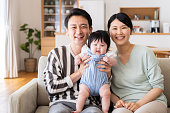若いアジア系の家族の肖像画