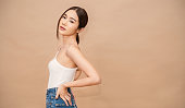 若い美しいセクシーなアジアの韓国人女性のスリムフィットボディの肖像画。顔のファッションアジアの女の子の孤立を探しています。ライフスタイル日本メイク、韓国人は肌スリムフィッ�