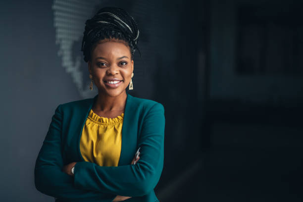 portret van jonge zakenvrouw - afrikaanse etniciteit stockfoto's en -beelden