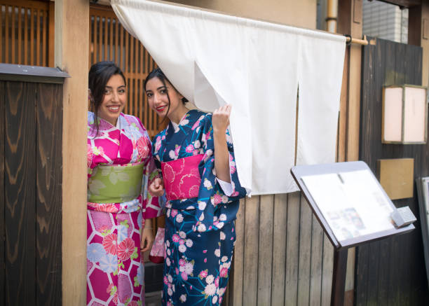 イタリアの若い女の子着物ランチ後の日本食レストランの肖像画 - のれん ストックフォトと画像