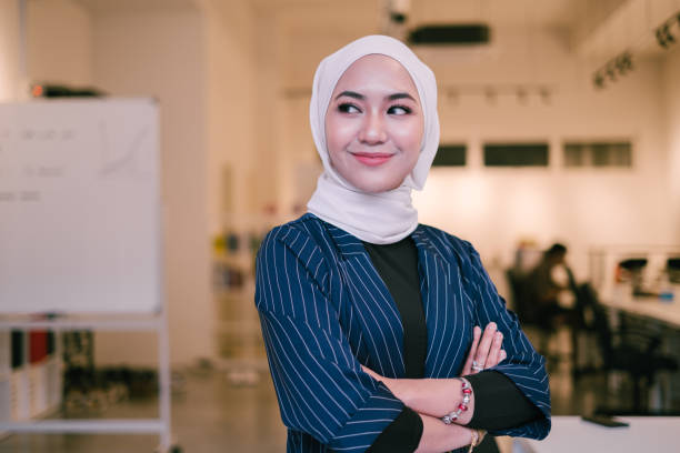 portret van jonge moslim zakenvrouwen - business malaysia stockfoto's en -beelden