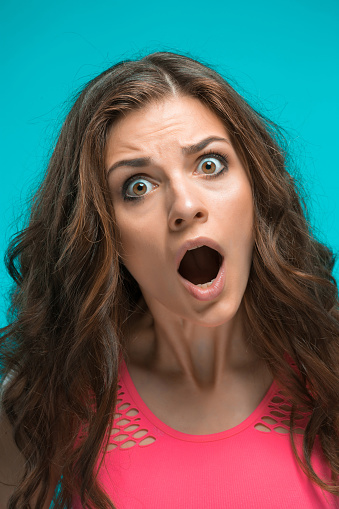portrait-of-young-woman-with-shocked-facial-expression-picture-id590051564