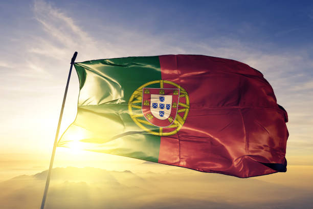 포르투갈 포르투갈어 섬유 피복 직물 최고의 일출 안개 안개에 흔들며 깃발 - portugal 뉴스 사진 이미지