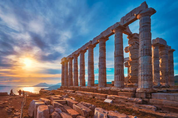 rovine del tempio poseidone a capo sounio al tramonto, grecia - capo sounion foto e immagini stock