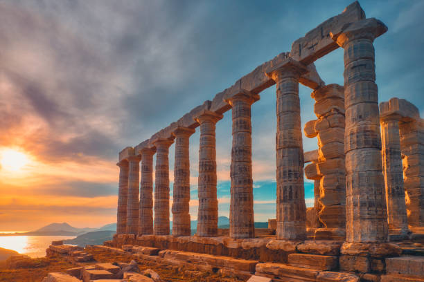 rovine del tempio poseidone a capo sounio al tramonto, grecia - capo sounion foto e immagini stock
