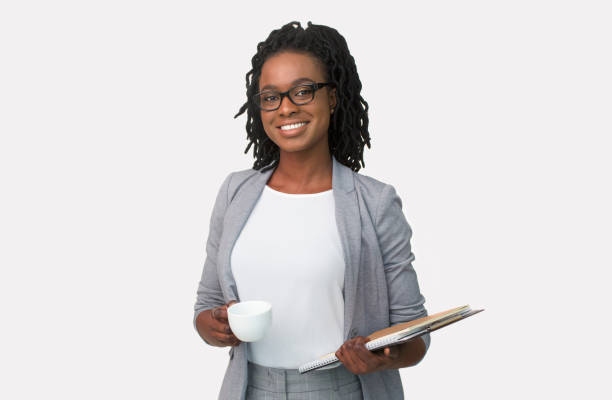 positif afro pengusaha memegang folder dan cangkir kopi, latar belakang putih - rambut hitam alami potret stok, foto, & gambar bebas royalti