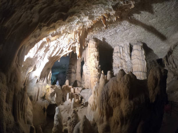 postojna grotten - stalagmiet stockfoto's en -beelden