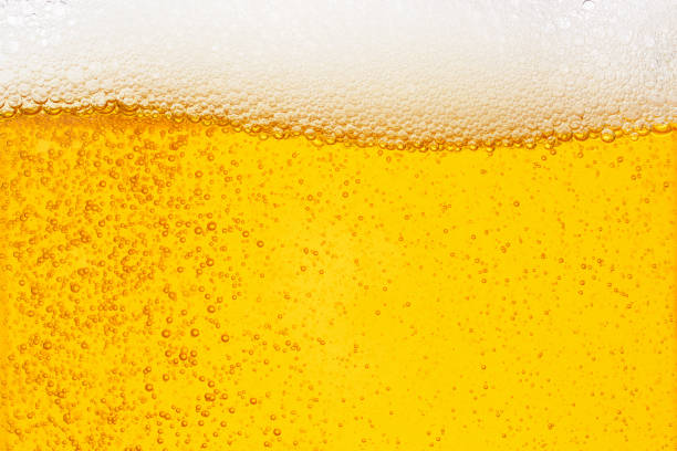 正面波曲線図形の背景のためのガラスの泡泡とビールを注ぐ - ビール ストックフォトと画像