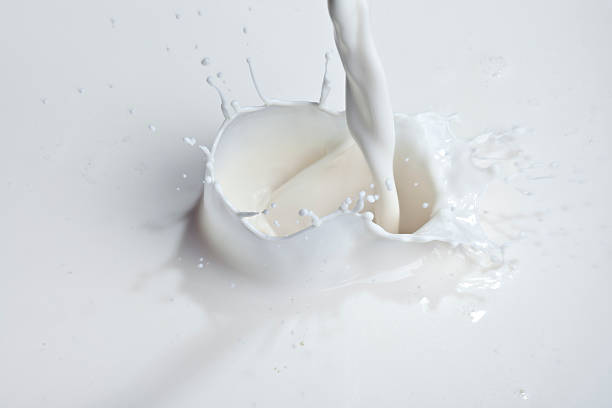 pouring milk - melk stockfoto's en -beelden