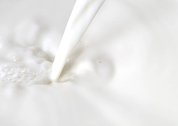 pouring milk - melk stockfoto's en -beelden