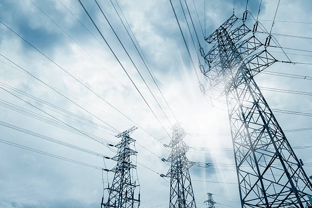 power transmission tower - electricity stockfoto's en -beelden