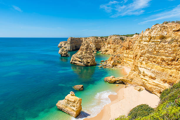 прая де марина-красивый пляж marinha в алгарви, португалия - portugal стоковые фото и изображения