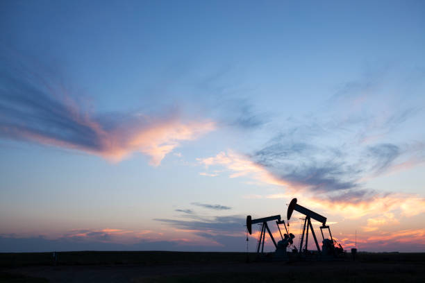 prairie oil saskatchewan canada - gasoline imagens e fotografias de stock