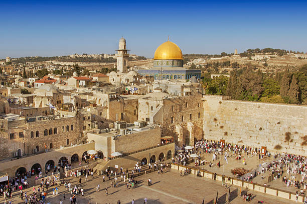 praying at the wailing wall in jerusalem - jerusalem stok fotoğraflar ve resimler
