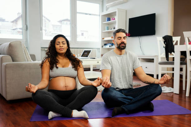 esercizio di gravidanza per una buona salute per me e il mio bambino - baddha konasana foto e immagini stock