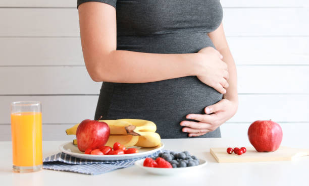 Pregnant woman drink orange juice and fruit, healthy Pregnant woman drink orange juice and fruit, healthy healthy habits during pregnancy stock pictures, royalty-free photos & images