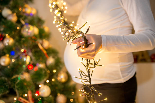 크리스마스 트리 근처 임신 여자입니다. - mitrovic 뉴스 사진 이미지
