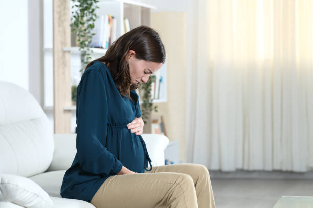 người phụ nữ mang thai đau bụng phàn nàn - táo bón thai kỳ hình ảnh sẵn có, bức ảnh & hình ảnh trả phí bản quyền một lần