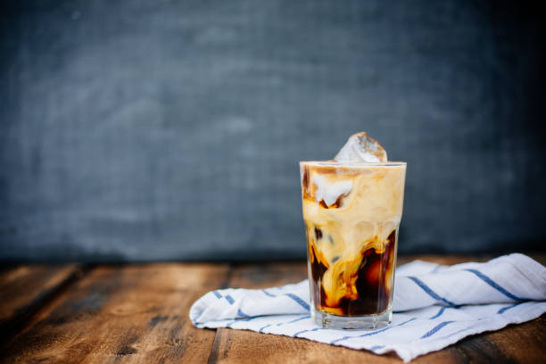 prepairing latte gelado em mesa de madeira - café gelado - fotografias e filmes do acervo